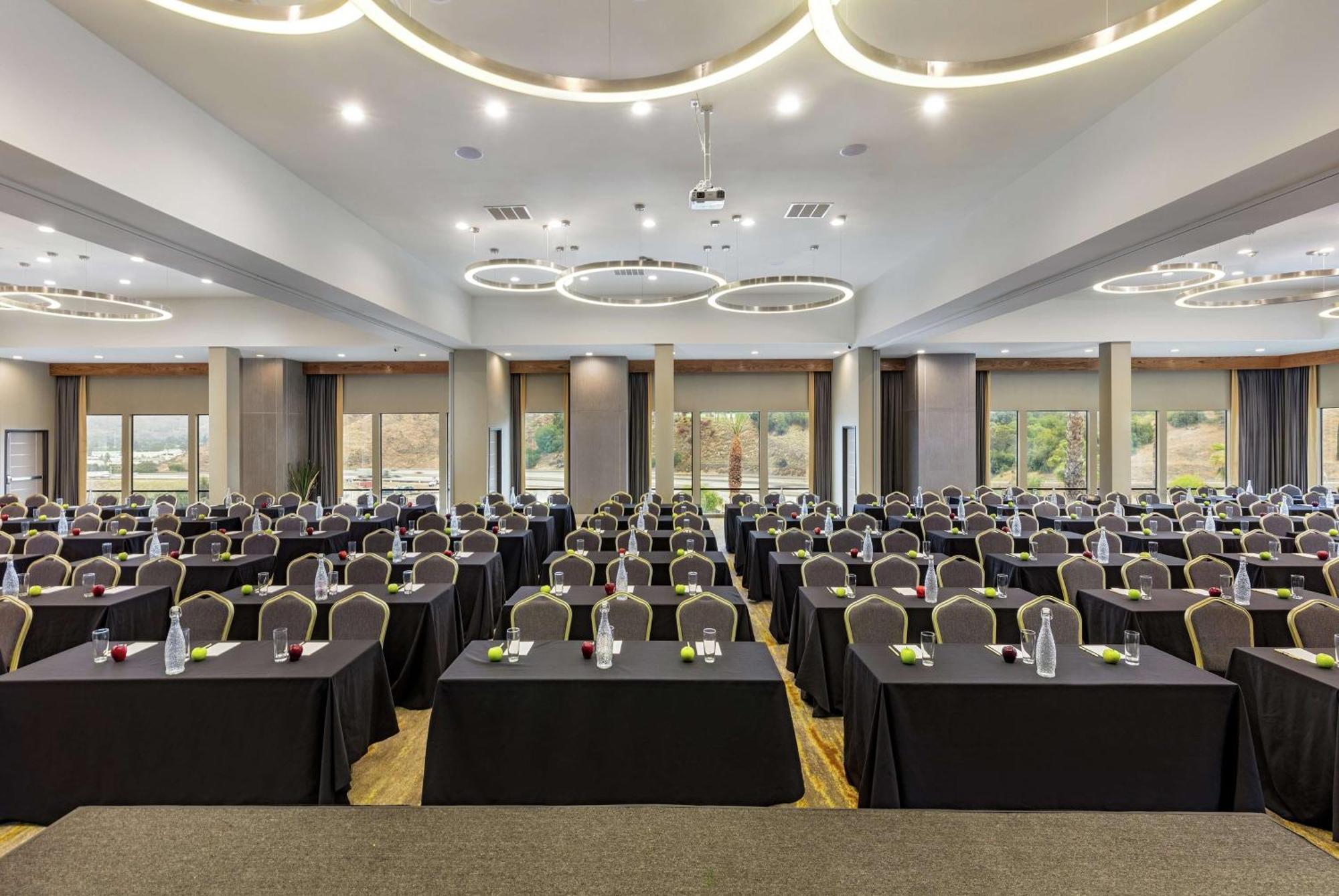 Hotel Doubletree By Hilton Pomona Exterior foto